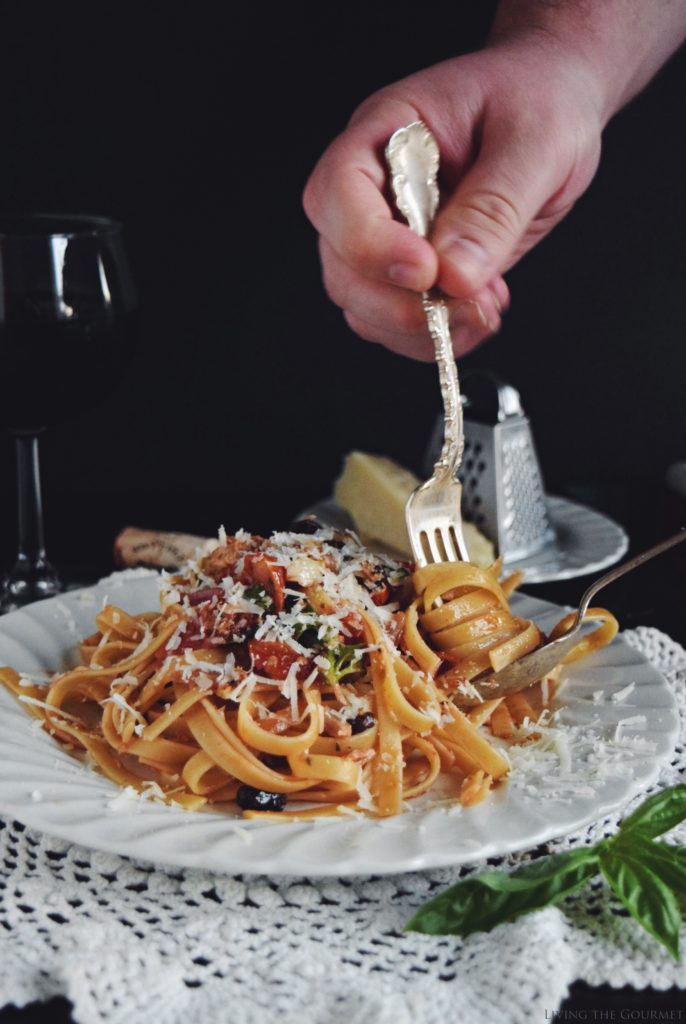 easy fresh tomato sauce with tuna and fettuccine