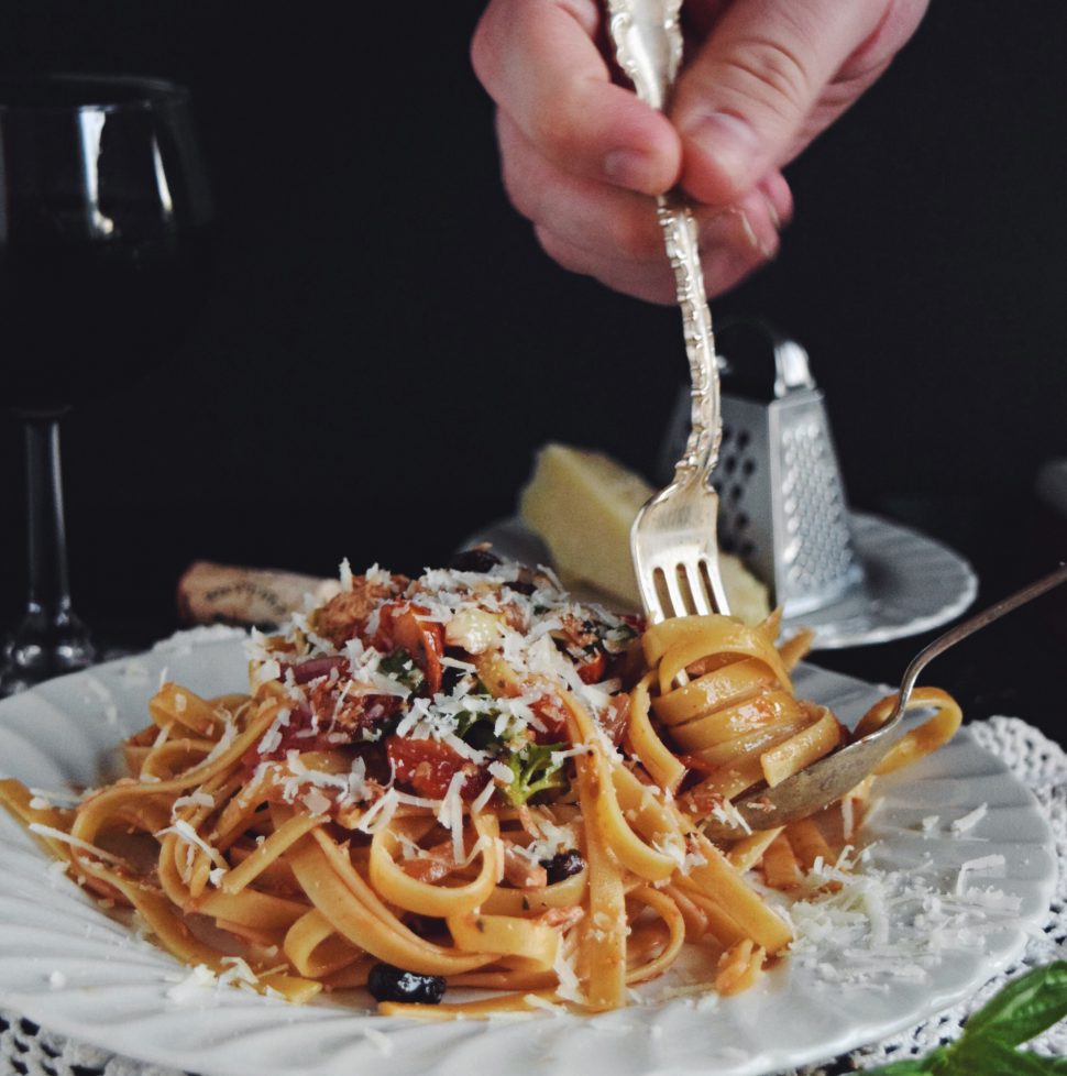 Easy Fresh Tomato Sauce With Tuna And Fettuccine Living The Gourmet 3756