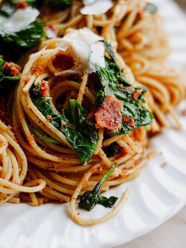 Spaghetti With Tomato Garlic And Anchovy Sauce Living The Gourmet 9800