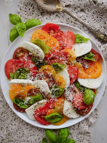 Classic Caprese Salad (Easy Recipe)